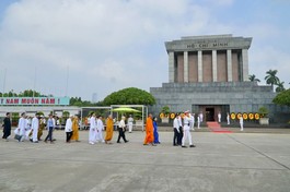 Đoàn "Hành trình kết nối" viếng Lăng Chủ tịch Hồ Chí Minh