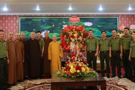 Hòa thượng Thích Bảo Nghiêm tặng hoa chúc mừng đến Công an TP.Hà Nội nhân ngày truyền thống Công an nhân dân