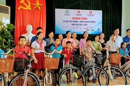 Trao 10 xe đạp cho học sinh Trường Trung học Cơ sở Quảng Hòa, TX.Ba Đồn