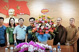 Đại đức Thích Thiền Bình tặng hoa chúc mừng 