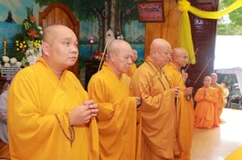 Chư tôn đức niêm hương tưởng niệm, cầu nguyện Giác linh Ni trưởng Thích nữ Tịnh Giới, tại chùa Ưu Đàm