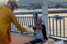 Đại diện Ban Từ thiện xã hội Phật giáo tỉnh Khánh Hòa trao quà Vu lan đến người vô gia cư