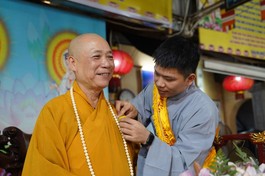 Phật tử cài hoa Vu lan đến Hòa thượng Thích Bảo Nghiêm