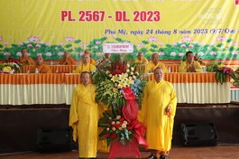 Thượng tọa Thích Nhuận Trí thay mặt Ban Trị sự tỉnh tặng hoa chúc mừng đến Thượng tọa Thích Nguyên Thái, Trưởng ban Trị sự TX.Phú Mỹ