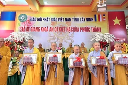 Trao Bằng công đức, tặng thưởng đến hành giả