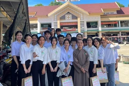 [ẢNH] 'Bông hồng xuống phố' lan tỏa những nụ cười hoan hỷ mùa Vu lan - Hiếu hạnh 