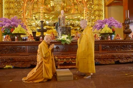 Nhị vị Trưởng lão Tỳ-kheo tác pháp đối thú Tự tứ - Ảnh: Bảo Toàn/BGN