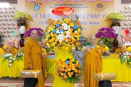 Thượng tọa Thích Tỉnh Cường thay mặt Ban Thường trực Ban Trị sự tỉnh tặng hoa chúc mừng Phân ban Ni giới tỉnh