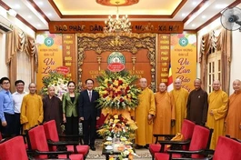 Thứ trưởng Bộ Nội vụ Vũ Chiến Thắng tặng hoa chúc mừng lãnh đạo GHPGVN nhân mùa Vu lan - Báo hiếu