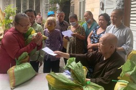 Ni trưởng Thích nữ Tịnh Nguyện trao quà đến những gia đình khó khăn tại chùa Phước Hải