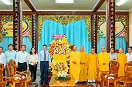 Ông Nguyễn Hoài Anh tặng hoa chúc mừng Đại lễ Vu lan đến Hòa thượng Thích Minh Nhật