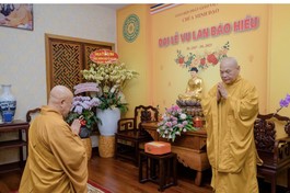 Hòa thượng Thích Lệ Trang tác bạch khánh tuế Hòa thượng Chủ tịch Hội đồng Trị sự - Ảnh: Đăng Huy