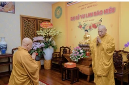 Hòa thượng Thích Lệ Trang tác bạch khánh tuế Hòa thượng Chủ tịch Hội đồng Trị sự - Ảnh: Đăng Huy