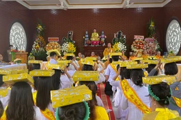 Các Phật tử chùa Bảo An dâng pháp y cúng dường chư tôn đức