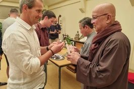 "Lễ trao truyền" qua ngọn nến được truyền cho mỗi sinh viên 