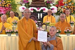 Hòa thượng Thích Huệ Trí trao quyết định bổ nhiệm trụ trì chùa Từ Ân đến Sư cô Thích nữ Nhuận Thiện
