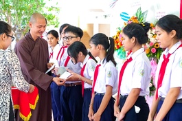 Đại đức Thích Nhuận Thanh trao học bổng cho các học sinh có hoàn cảnh khó khăn
