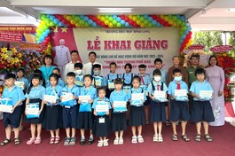 Ni sư Thích nữ Quảng Nhật trao học bổng cho học sinh Trường Tiểu học Bình Long (P.Bình Hưng Hòa, Q.Tân Bình)