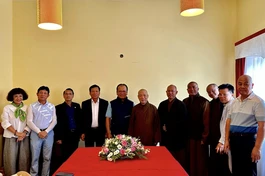 Phái đoàn gặp gỡ, chụp ảnh lưu niệm cùng các vị Đại sứ đặc mệnh toàn quyền nước CHXHCNVN, lãnh đạo hội người Việt Nam tại Séc, Hội Phật tử Việt Nam tại Séc