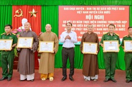  Trao Giấy khen đến các tập thể và cá nhân có nhiều thành tích nổi bật trong hoạt động của hai đơn vị