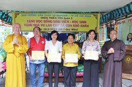 Ban Hướng dẫn Phật tử TP.HCM, chùa Thiên Tôn trao quà đến sinh viên