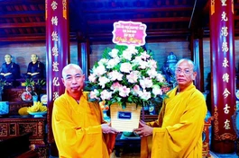 Hòa thượng Thích Quảng Hà tặng hoa đến Hòa thượng Thích Thanh Thịnh, Phó ban Trị sự GHPGVN tỉnh, Trưởng ban Trị sự GHPGVN H.Nam Trực