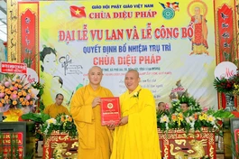 Hòa thượng Thích Huệ Thông trao quyết định bổ nhiệm trụ trì chùa Diệu Pháp đến Thượng tọa Thích Minh Tân