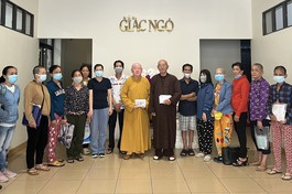 Ban Từ thiện xã hội báo Giác Ngộ trao tiền của bạn đọc, mạnh thường quân hỗ trợ bệnh nhân có hoàn cảnh khó khăn
