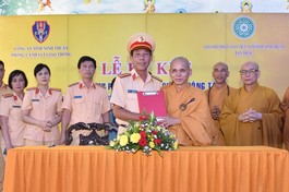 Đại diện hai đơn vị ký kết kế hoạch phổ biến về trật tự an toàn giao thông