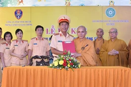 Đại diện hai đơn vị ký kết kế hoạch phổ biến về trật tự an toàn giao thông