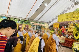 Chư Ni Phân ban Ni giới GHPGVN TP.Hà Nội trong lễ cầu nguyện chơn linh người mất do hỏa hoạn