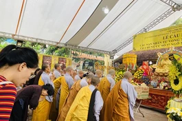 Chư Ni Phân ban Ni giới GHPGVN TP.Hà Nội trong lễ cầu nguyện chơn linh người mất do hỏa hoạn