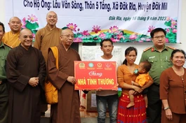 Đại diện các đơn vị bàn giao nhà mới đến gia đình ông Lầu Văn Sàng, xã Đắk Rla