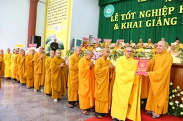 Thượng tọa Thích Đồng Thành trao bằng tốt nghiệp khóa IX cho Tăng sinh