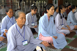 Tu sinh thực tập tọa thiện trong khóa tu "Một ngày an lạc"