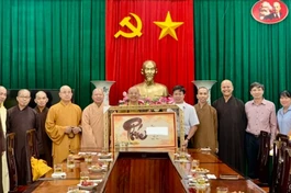  Thượng tọa Thích Huệ Nghiệp tặng quà chúc mừng ông Trưởng ban Tôn giáo tỉnh nhân chuyến thăm