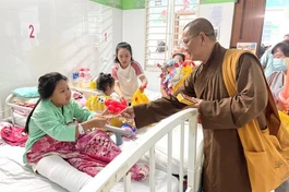 Đại đức Thích Thiện Triều trao quà trung thu cho các bệnh nhân tại Bệnh viện Chấn thương Chỉnh hình TP.HCM