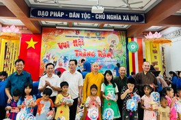 Chư tôn đức, đại diện các cơ quan trao quà Tết Trung thu cho trẻ em tại chùa Tỉnh Hội