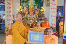 Sư cô Hằng Liên đón nhận quyết định bổ nhiệm trụ trì tịnh xá Ngọc Đăng