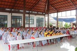 Gần 200 Phật tử tham gia khóa tu được tổ chức tại chùa Bửu Lâm