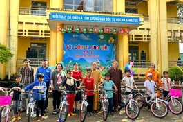 Đoàn tịnh xá Ngọc Đạt trao tặng 10 chiếc xe đạp cho các em học sinh