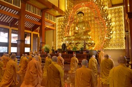 Chư tôn đức thành kính đảnh lễ Tam bảo tại chánh điện Việt Nam Quốc Tự