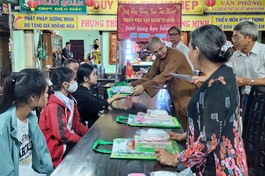 Ban Từ thiện thiền viện Vạn Hạnh trao quà cho học sinh khó khăn - Ảnh: CTV