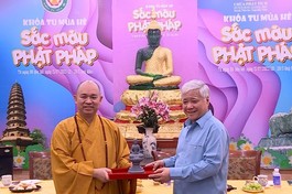 Thượng tọa Thích Đức Thiện tặng tôn tượng đến ông Đỗ Văn Chiến