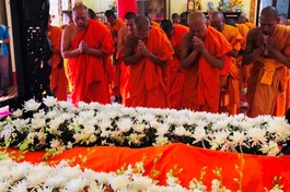 Chư Tăng trước nhục thân Trưởng lão Hòa thượng Dương Nhơn