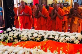 Chư Tăng trước nhục thân Trưởng lão Hòa thượng Dương Nhơn