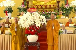 Hòa thượng Thích Thiện Pháp tặng hoa chúc mừng của Ban Thường trực Hội đồng Trị sự