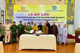 Đại diện hai đơn vị ký kết về tuyên truyền bảo đảm trật tự, an toàn giao thông