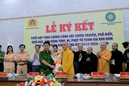 Đại tá Ngô Xuân Phú tặng hoa chúc mừng đến Hòa thượng Thích Huệ Thông