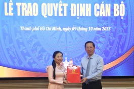 Chủ tịch UBND TP.HCM Phan Văn Mãi trao quyết định đến bà Phan Kiều Thanh Hương - Ảnh: Long Hồ